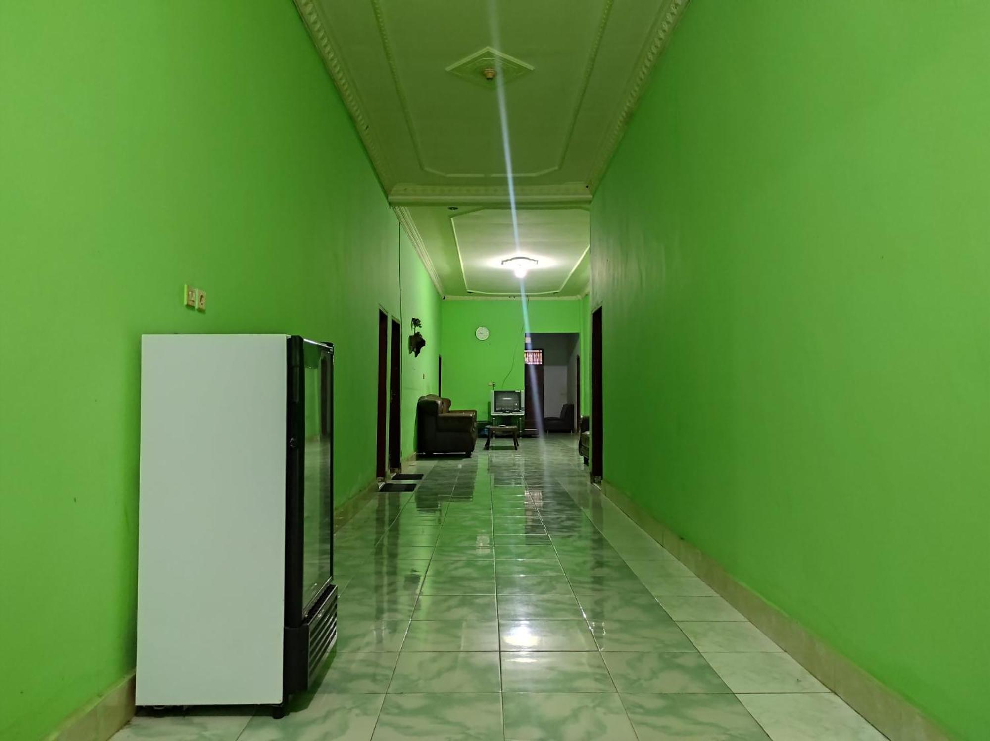Oyo 93411 Syariah Hotel Tomborang Karema Extérieur photo