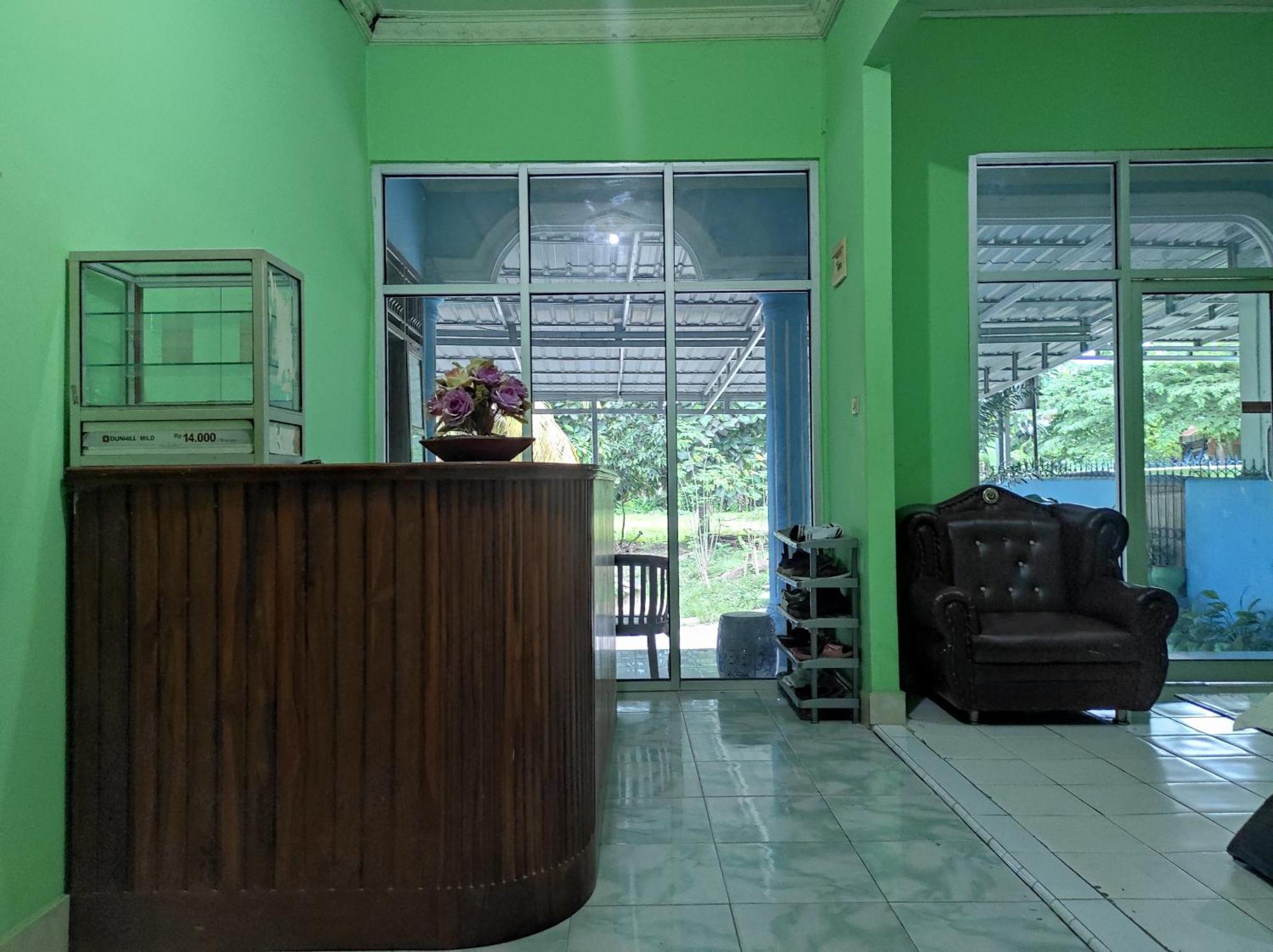 Oyo 93411 Syariah Hotel Tomborang Karema Extérieur photo